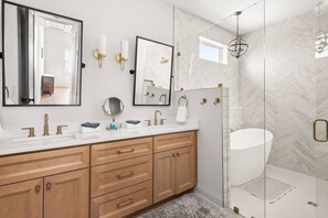 Dusche, Haartrockner, Shampoo