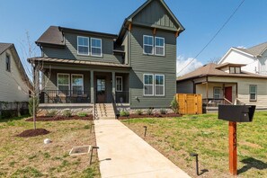 Exterior - The Big House ~ New ~ 7 Beds ~ 4 miles to Downtown & Broadway ~ Street Parking ~ Space for Everyone (Nashville)