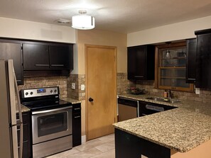 Private kitchen - 907.5- Walk to Mayo St Mary's Hospital- 4bed/2bath Laundary/Parking (Rochester)