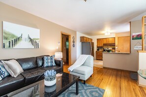 Living area - 907.5- Walk to Mayo St Mary's Hospital- 4bed/2bath Laundary/Parking (Rochester)