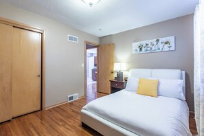 Room - 907.5- Walk to Mayo St Mary's Hospital- 4bed/2bath Laundary/Parking (Rochester)