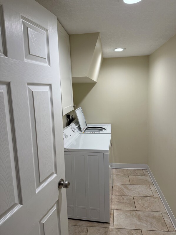 Interior - 907.5- Walk to Mayo St Mary's Hospital- 4bed/2bath Laundary/Parking (Rochester)