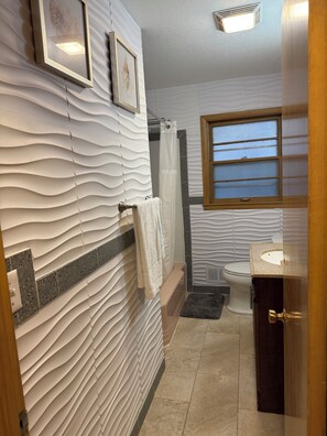 Bathroom - 907.5- Walk to Mayo St Mary's Hospital- 4bed/2bath Laundary/Parking (Rochester)