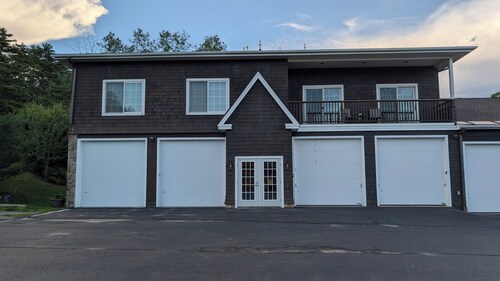 3BR Gilford Condo, Newly Updated, 2 private balconies, 2 min to walk town docks.