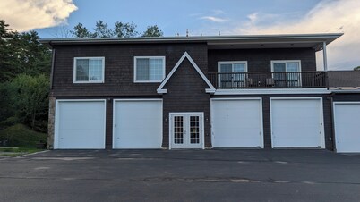 3BR Gilford Condo, Newly Updated, 2 private balconies, 2 min to walk town docks.