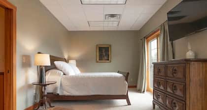 3-Bedroom Condo in Gilford, NH come and stay at Winni Peaks and Piers Escape