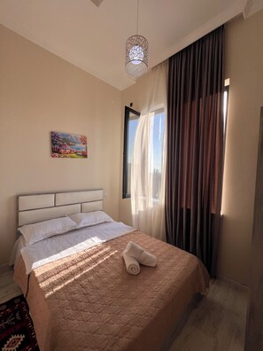 6 bedrooms, iron/ironing board, internet, bed sheets