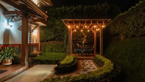 A garden with a pergola, potted plants, and a pathway leading to a seating area. - Country house with pool near Parque del Café - 14 Sleeps -Coffee Region (Montenegro)