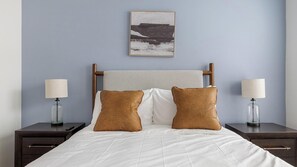 Desk, iron/ironing board, WiFi, bed sheets - Landing | Beautiful 2BD, Gym (Red Oak)