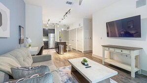 Un apartament modern amb saló, cuina i zona de menjador.