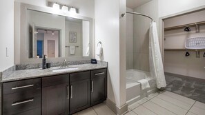 Bathroom - Landing | Stunning 2BD, Gym (Dallas)