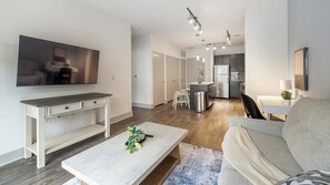 Smart TV - Landing | Stunning 1BD, Gym (Dallas)