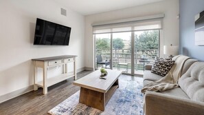 Smart TV - Landing | Chic 1BD, Gym (Dallas)