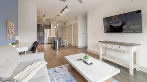 Smart TV - Landing | Chic 1BD, Gym (Dallas)