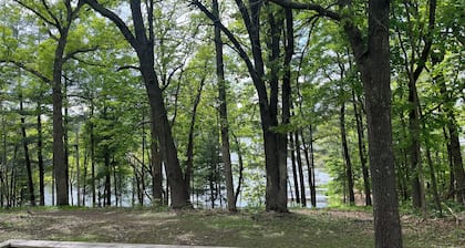 Rustic, lake-side, 4-bedroom cabin at Oak Grove Resort
