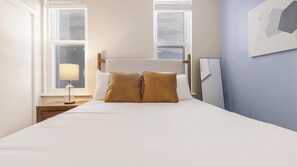 Desk, iron/ironing board, WiFi, bed sheets - Landing | Amazing 1BD in Downtown New Haven (New Haven)