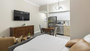Desk, iron/ironing board, WiFi, bed sheets - Landing | Beautiful Studio in Downtown New Haven (New Haven)