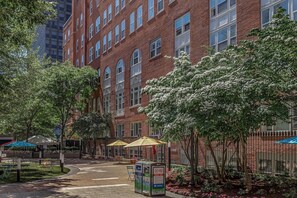 Exterior - Landing | Beautiful Studio in Downtown New Haven (New Haven)