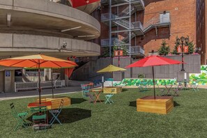 Outdoor dining - Landing | Beautiful Studio in Downtown New Haven (New Haven)