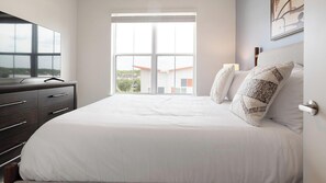Escritorio, tabla de planchar con plancha, wifi y ropa de cama 