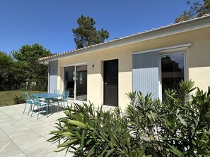 Outdoor dining - GITE DES CORSIERS - MOLIETS ET MAA (MOLIETS ET MAA)