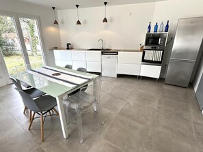 Microwave, dishwasher - GITE DES CORSIERS - MOLIETS ET MAA (MOLIETS ET MAA)