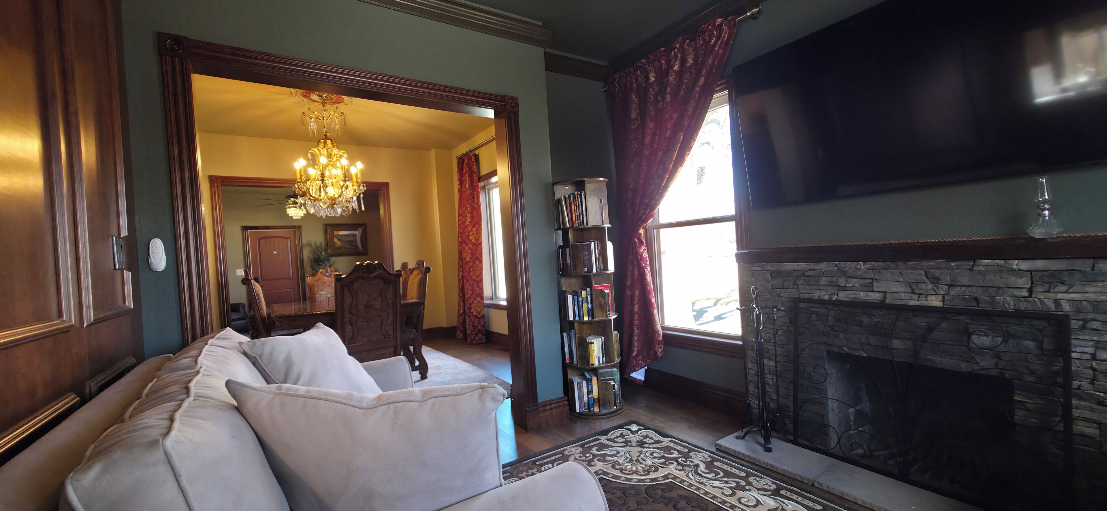 Smart TV, chimenea y libros 