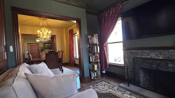 Smart TV, chimenea y libros