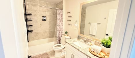 ヘアドライヤー、タオル、石鹸、トイレットペーパー