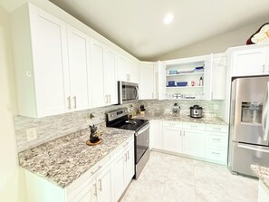 Private kitchen - 3-bedroom house in lovely Lehigh Acres with AC comfort (Lehigh Acres)