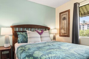 2 bedrooms, desk, iron/ironing board, WiFi - Walk to Beach! Pool + Hot Tub in South Kihei (Kihei)