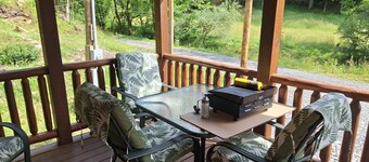 Adorable 1-bedroom cabin in fabulous Glenville with cool AC.