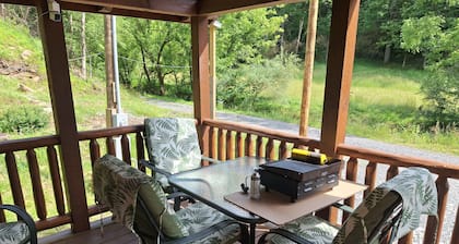 Adorable 1-bedroom cabin in fabulous Glenville with cool AC.