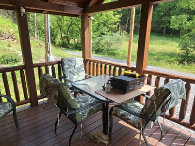 Adorable 1-bedroom cabin in fabulous Glenville with cool AC.