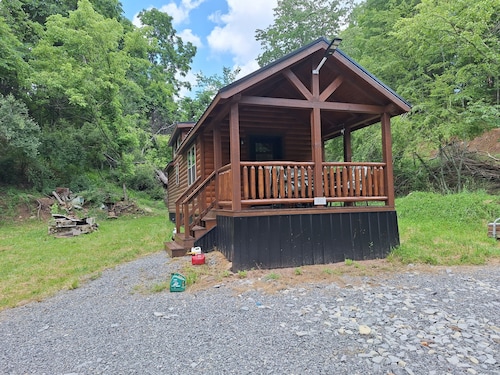 Adorable 1-bedroom cabin in fabulous Glenville with cool AC.