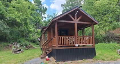 Adorable 1-bedroom cabin in fabulous Glenville with cool AC.