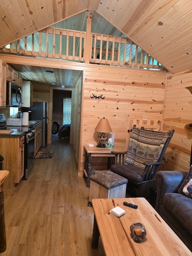 Adorable 1-bedroom cabin in fabulous Glenville with cool AC.
