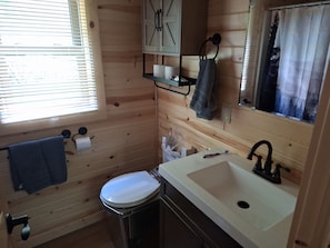 Bathroom - Adorable 1-bedroom cabin in fabulous Glenville with cool AC. (Glenville)