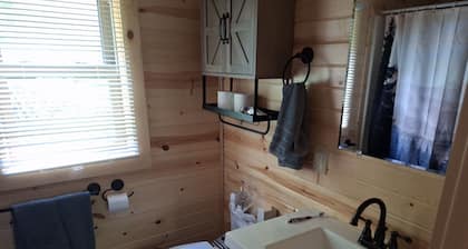 Adorable 1-bedroom cabin in fabulous Glenville with cool AC.
