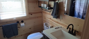 Adorable 1-bedroom cabin in fabulous Glenville with cool AC.