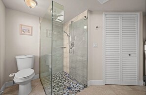 Bathroom - Private retreat 2-bedroom house in North Fort Myers with a heated pool. (North Fort Myers)