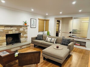 Living area - Pool House- 4bd/ 2ba- in the city of Chicago (Chicago)