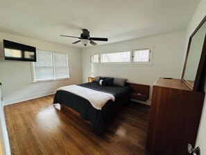 WiFi, bed sheets - Pool House- 4bd/ 2ba- in the city of Chicago (Chicago)