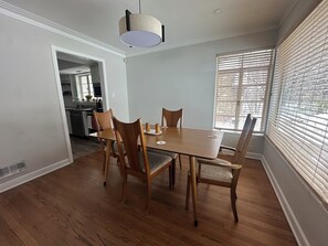 Dining - Pool House- 4bd/ 2ba- in the city of Chicago (Chicago)