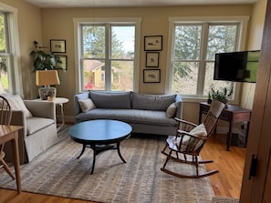 Living area - NFL draft-ready 25 mi to stadium2-bedroom cottage in beautiful Harrison City (Harrison City)