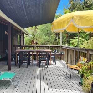 Outdoor dining - Piwakawaka a Pukawa- Pukawa Bay LakeTaupo
Nestled in bush, surrounded by birds. (Pukawa)