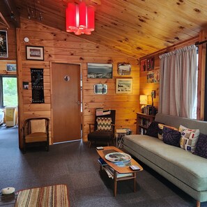 Living area - Piwakawaka a Pukawa- Pukawa Bay LakeTaupo
Nestled in bush, surrounded by birds. (Pukawa)