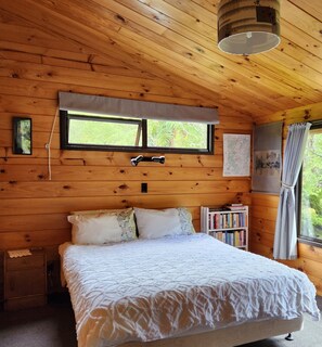 Room - Piwakawaka a Pukawa- Pukawa Bay LakeTaupo
Nestled in bush, surrounded by birds. (Pukawa)