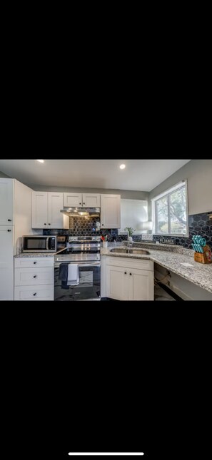 Private kitchen - Down Town San Antonio Stay

3mins from the Riverwalk
2 mins from the Alamodome (San Antonio)