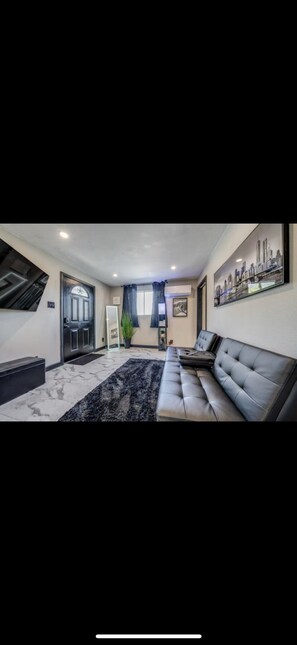 Interior - Down Town San Antonio Stay

3mins from the Riverwalk
2 mins from the Alamodome (San Antonio)